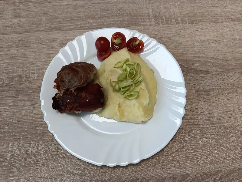 Domácí jídlo z kuchyně Domova Turovice – sekaná s bramborovou kaší, pět jídel denně z čerstvých surovin