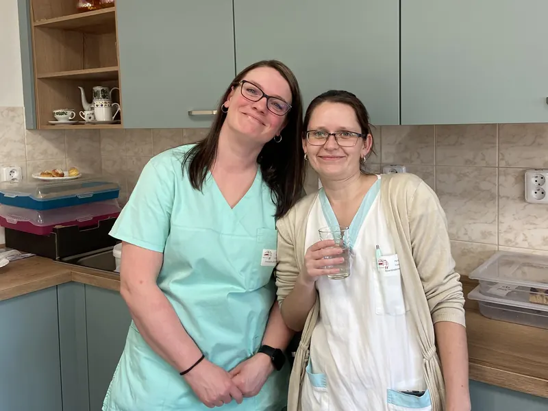 Sociální pracovnice Domova Turovice v kuchyňce – poradenství pro rodiny a klienty