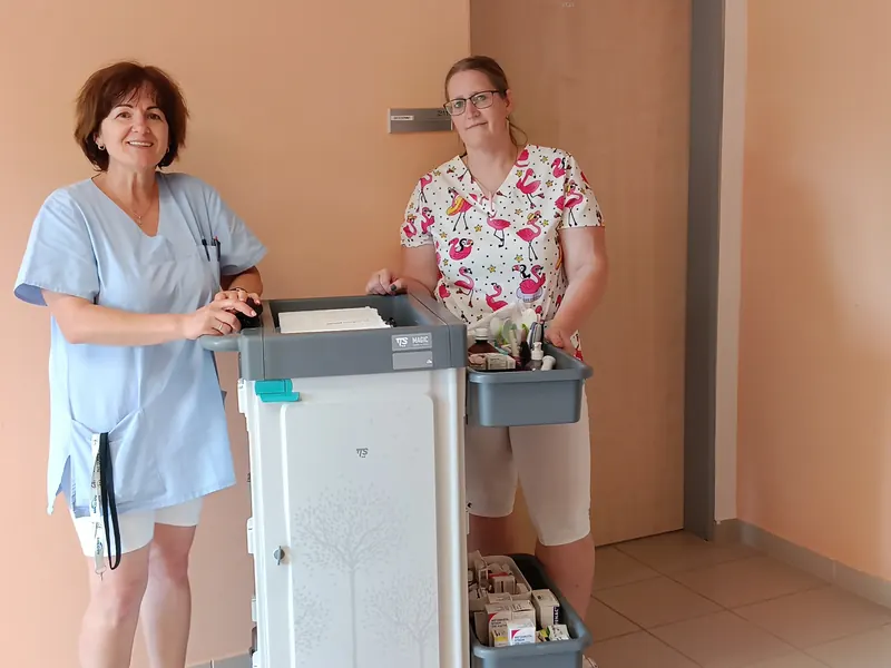 Zdravotní sestry Domova Turovice u vozíku s léky – tým zdravotní péče, Turovice u Přerova